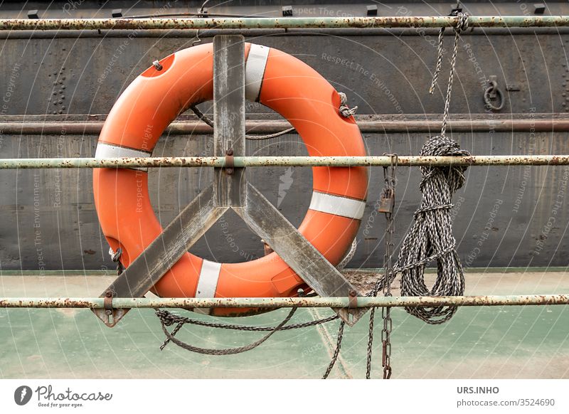Rückseite von einem Rettungsring mit Leine am Rettungsringhalter Geländer Seil Schifffahrt Rettungsgeräte Rettungshilfe Rettungsmittel Wasserrettungsmittel