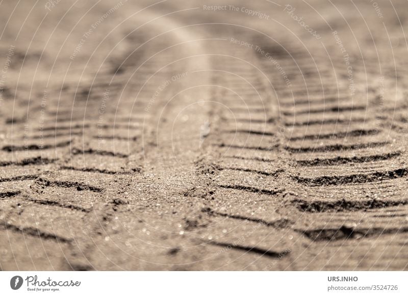 Reifenspuren im Sand Reifenprofil Kurve Profil Spuren Radspur menschenleer Strukturen & Formen geringe Schärfentiefe