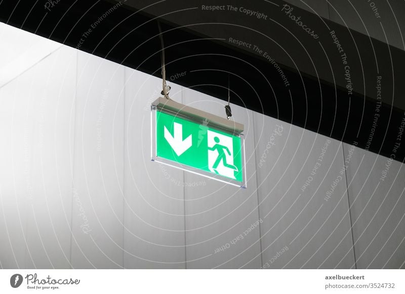 Notausgang Schild mit Piktogramm Fluchtweg Ausgang grün Pfeil Zeichen Symbol Hinweisschild Notfall Evakuierung Feuer retten Sicherheit international Architektur