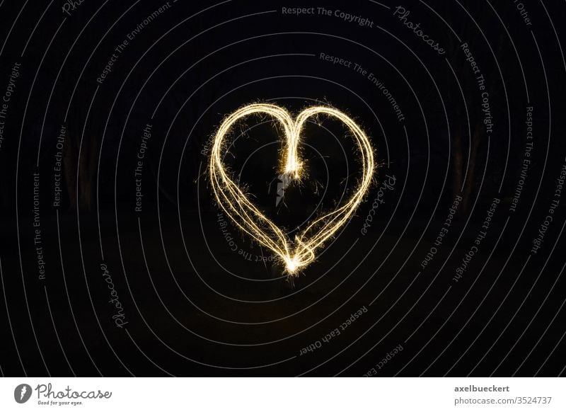 Herz Lichtmalerei mit Wunderkerzen Malen mit Licht Liebe Symbol Feuer Zeichen Form Feuerwerk glühen funkeln Funken Romantik romantisch dunkel Nacht