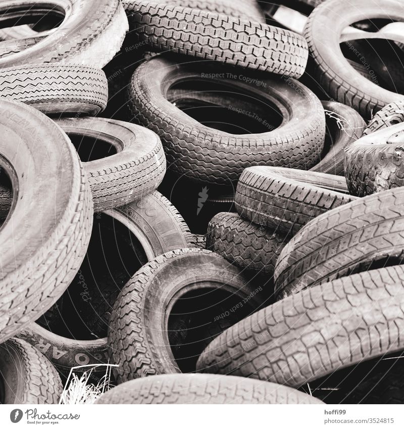 ein Haufen alte Autoreifen Reifen kaputt Gummireifen Sondermüll Müll entsorgen Umweltverschmutzung Reifenprofil wilde deponie entsorgt Umweltschutz