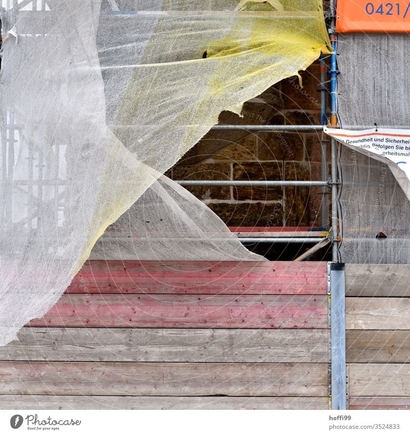 Baustelle eingezäunt Kein Durchgang Schranke Sicherheit Handwerker Schilder & Markierungen bauen krumm Industrie Gitter graue Wand gekrümmt