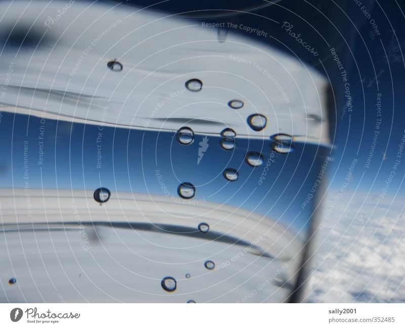 Bubbles in the air Trinkwasser Becher Wasser Himmel Wolken Luftverkehr Flugzeugausblick fliegen trinken außergewöhnlich Flüssigkeit frisch oben blau Einsamkeit