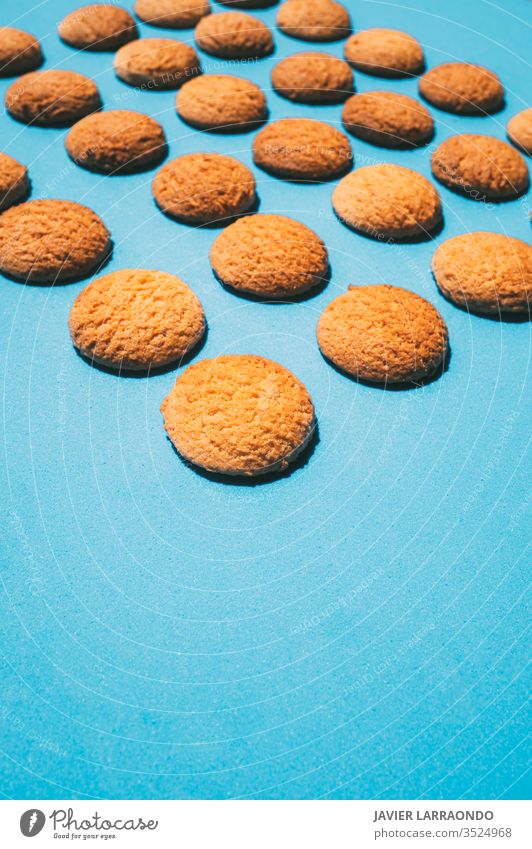 Muster von hausgemachten Butterkeksen auf blauem Hintergrund.süßes Essenskonzept Cookies selbstgemacht gebacken Hintergründe Gebäck Textfreiraum Zucker