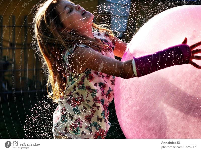 Den Mond gefangen Teil II. Sonne Sonnenlicht Sommer Sommerurlaub Wasser spritzen Wassertropfen spass Freude Mädchen Ball Luftballon Arm gebrochen Gips rosa