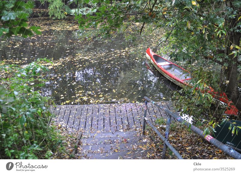 Einsamer Bootssteg mit Kanu Bootsteg Wasser See ruhig Wasserfahrzeug Natur Himmel Ferien & Urlaub & Reisen Farbfoto Reflexion & Spiegelung Ausflug Menschenleer