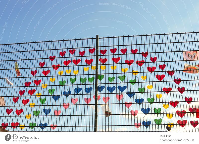 Regenbogen am Zaun aus vielen kleinen bunten Herzen zum Zeichen der Solidarität während Corona Corona Virus Mitgefühl Einsamkeit Zusammenhalt zusammenhalten