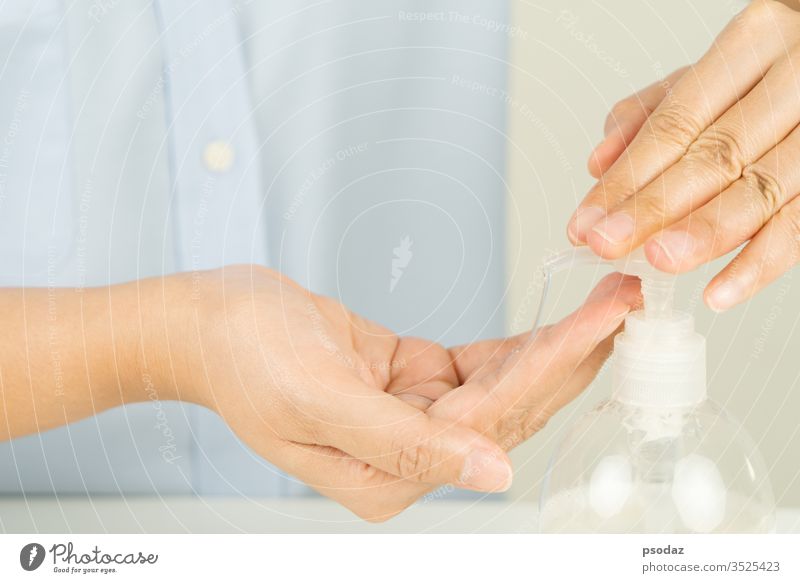 Frauen tragen Alkohol-Gel oder Anti-Bakterien-Seife auf, um Viren, Keime und Bakterien zu reinigen und zu entfernen. antibakteriell bewerben Hintergrund Flasche