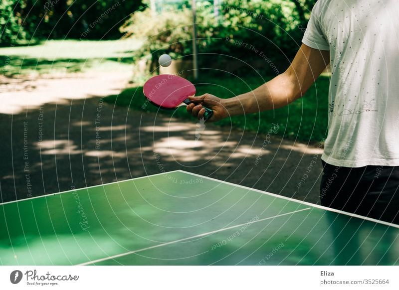 Mann spielt draußen Tischtennis Tischtennisplatte mann spielen Tischtennisschläger Schläger Sport Freizeit & Hobby Außenaufnahme Tischtennisball Fitness