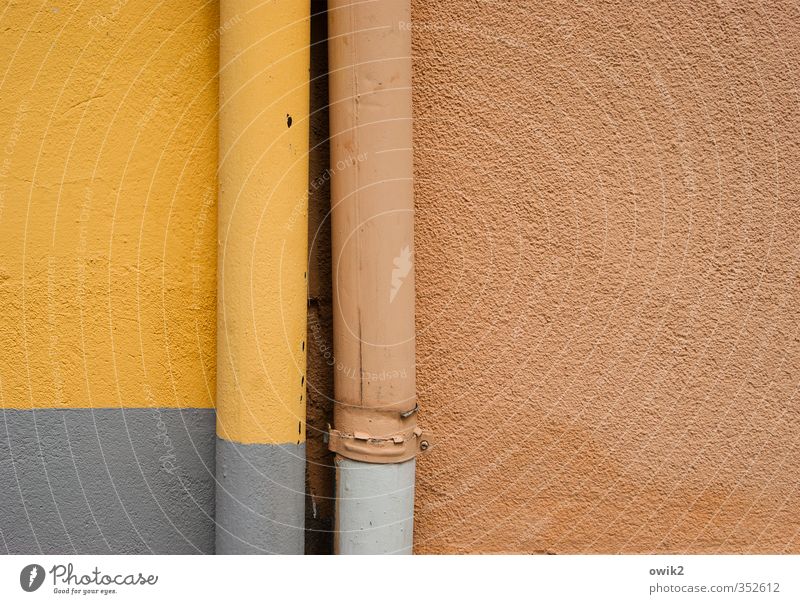 Durch Dick und Dünn Technik & Technologie Abwasserrohr Mauer Wand Fassade Putzfassade Fallrohr Dachrinne Halterung Röhren Metall stehen fest nah grau orange