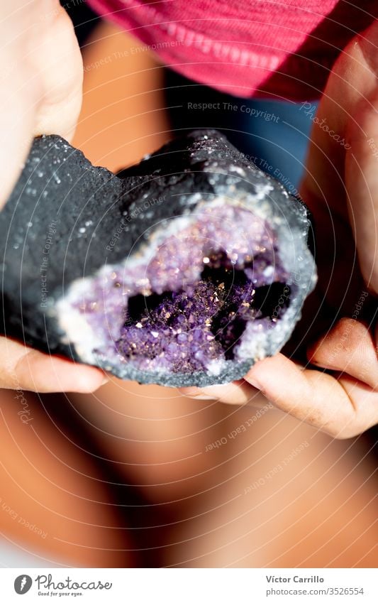 Wunderschöne Geode - außen unbedeutend und innen erstaunlich. Quarzstein Amethyst aus Marokko Stein Felsen Mineral vereinzelt Kristalle Juwel Edelstein Natur