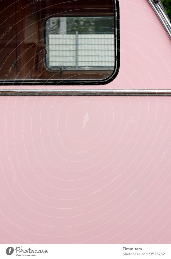 Fenster eines alten Wohnwagens - Teilansicht Vintage rosa Kunststoff Menschenleer retro Camping Durchblick Zaun