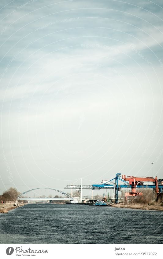 cityhafen. Kanal Schiffe Hafen entladen Wasser Himmel Deutschland Brücke Architektur Industrie Licht Wolken Stahl Außenaufnahme