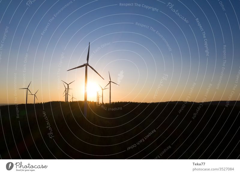 einige Windräder in einem abendlichen Sonnenuntergang Air Elektrizität Energie Waldhügel von oben Ökostrom Landschaft Nadelwald Panorama Turbine Rad Windstrom