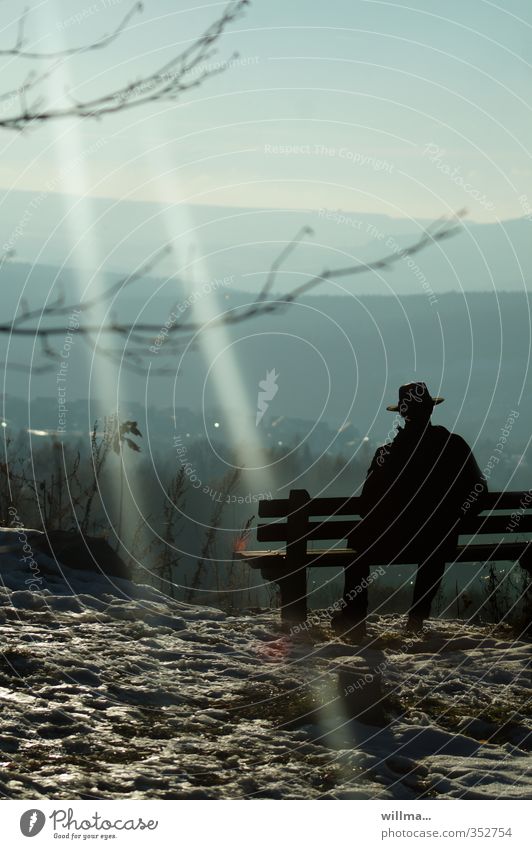 Wanderer ruht sich auf einer Bank aus und schaut auf die Landschaft ausruhen Berge u. Gebirge Ausflug Ferne Freiheit Mann Erzgebirge Erholung genießen Blick