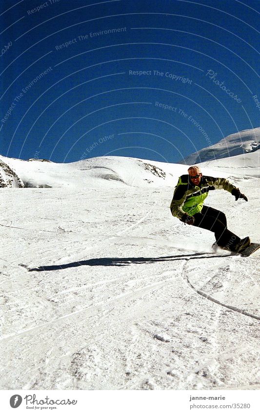 Berni im Schnee Snowboard Sport Sonne Berge u. Gebirge Funsport Außenaufnahme Farbfoto Snowboarder Snowboarding abwärts Abfahrt Kurvenlage schwungvoll Schwung
