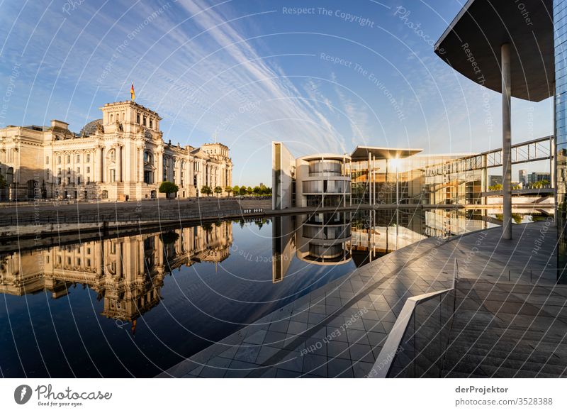 Regierungsviertel in Spiegelung in Berlin Zentralperspektive Spiegelbild mehrfarbig Außenaufnahme Morgendämmerung Totale Sonnenlicht Licht Textfreiraum rechts