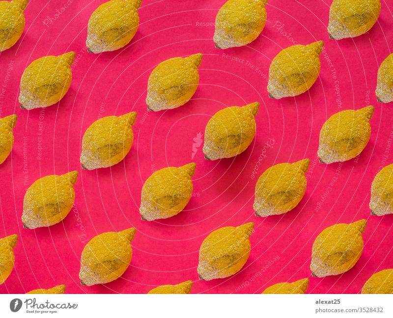 Rotes Zitronenmuster auf rotem Hintergrund schlecht Zitrusfrüchte Nahaufnahme Verwesung essen Öko Lebensmittel Frucht pilzartig Pilze vereinzelt Schimmelpilze