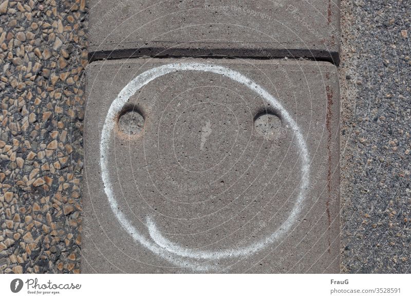 bitte lächeln Asphalt Steinchen Beton Straße grau Löcher Kreis gemalt Smiley