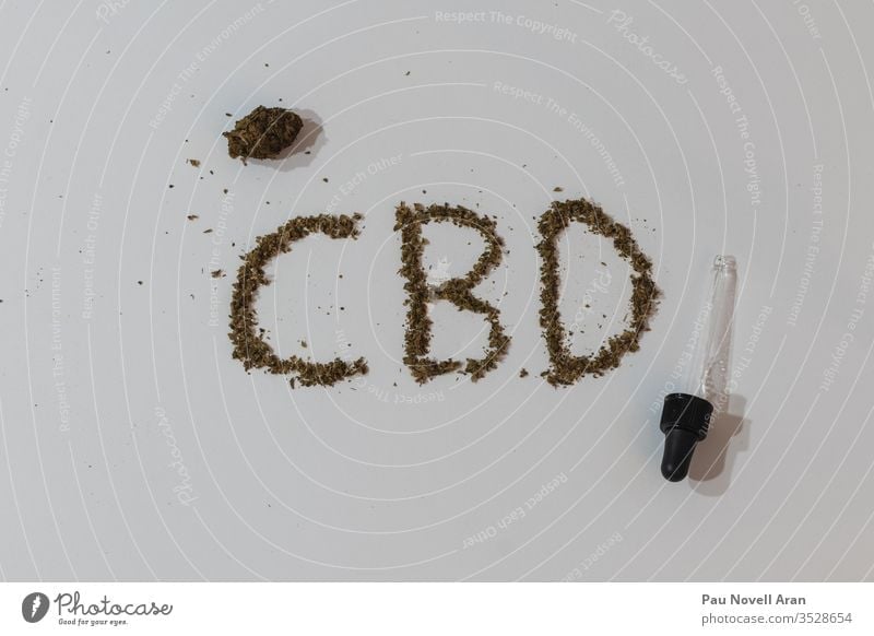 CBD-Briefe mit Marihuana cbd medizinisch Cannabis Kraut Unkraut Medikament Blume Blatt natürlich auf Weiß Overhead weißer Hintergrund Abwurfzähler Knospen