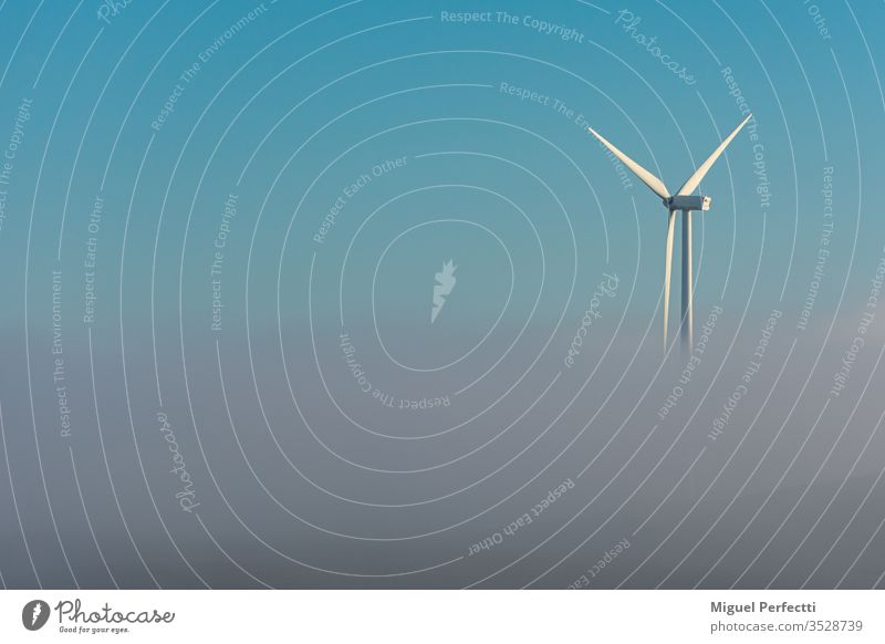 Windkraftanlage Windmühle Nebel Wolken Blauer Himmel Energie energieeffizient Ökologie Sauberkeit