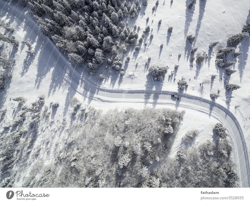 Winterstraße im Wald Luftaufnahme Vogelperspektive PKW fahren Eis Frost Schnee Wetter Baum Landschaft Weitwinkel Kurve Ferien & Urlaub & Reisen Freiheit kalt