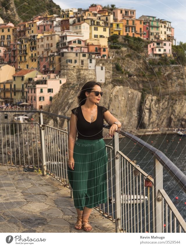 Schöne Frau sieht Sonnenuntergang in Italien Stein Häuser Farben Atmung reisen jung Mädchen Stil Menschen Wand lokal Person Lifestyle niedlich schön Treppe