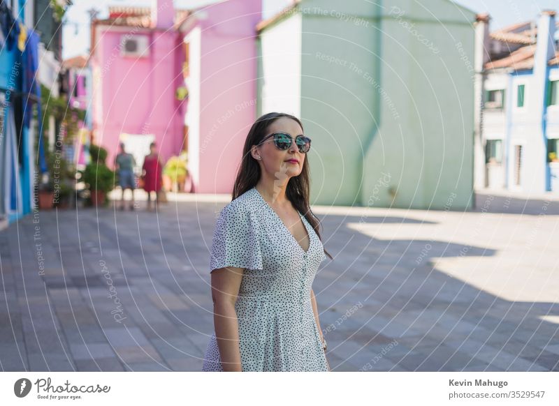 Schöne Frau auf Venedig, Italien Straße gelb rosa Wand bunt Gebäude Farben Landschaft blau Europäer schön Vorderseite Haus grau heimwärts Szene malerisch