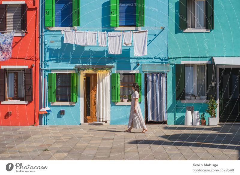 Schöne Frau beim Spaziergang in Venedig, Italien Straße gelb rosa Wand Gebäude Farben Landschaft blau Europäer schön Vorderseite Haus grau heimwärts Szene