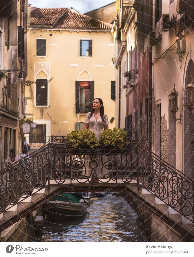 Schöne Frau beim Blick auf die Kanäle von Venedig, Italien Stein Häuser Farben Atmung reisen jung Mädchen Stil Menschen Wand lokal Person Lifestyle niedlich
