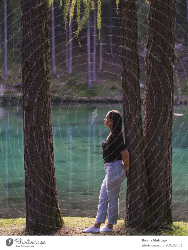 Schöne Frau, die den See in Italien betrachtet. grün Atmung Atem allein im Freien Tag Gipfel Menschen Lauf Wasser Natur Lifestyle hoch Baum Berge u. Gebirge