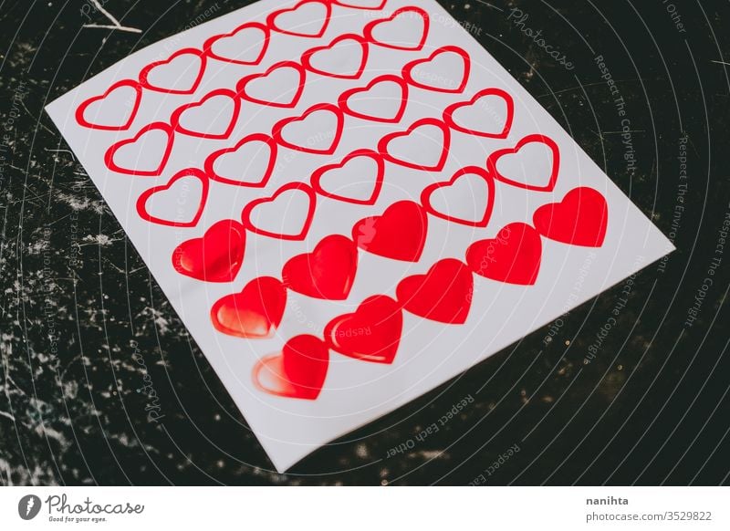 Begriffsbild über verlorene Liebe Herz Herzschmerz Valentinsgruß Konzept leer Gefühle Stimmung rot weiß schwarz matt rotes Herz Herzform Form Hintergrund