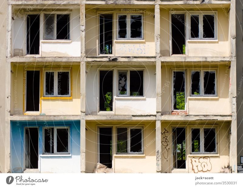 9 Wohnungen verloren im Rechteck Plattenbau Architektur Balkon Fassade Beton lost places Schatten Strukturen & Formen Zahn der Zeit Vergänglichkeit Stil