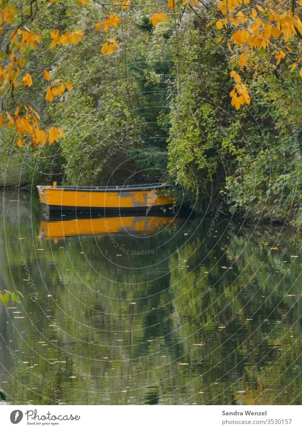 Herbstag mit Boot Oktober Ruderboot See Teich Gewässer Angeln Herbstlaub Herbsttag gelb Blätter Spiegelung Holzboot