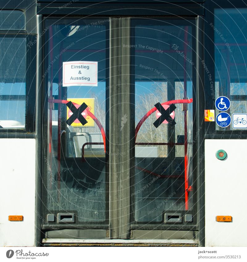 Linienbus, aktuell der Einstieg und Ausstieg Tür Zettel Zeichen Schilder & Markierungen Detailaufnahme Öffentlicher Personennahverkehr stadtbus Verkehrsmittel