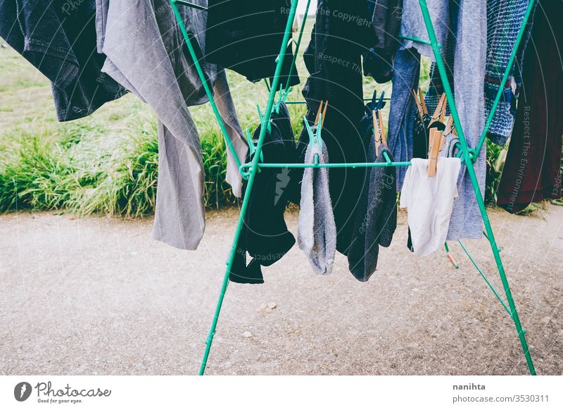 Aufhängen der Kleidung im Freien Wäscherei Waschen Wäscheleine die Wäsche aufhängen waschen Natur natürlich Wind ländlich rustikal Dorf Landleben