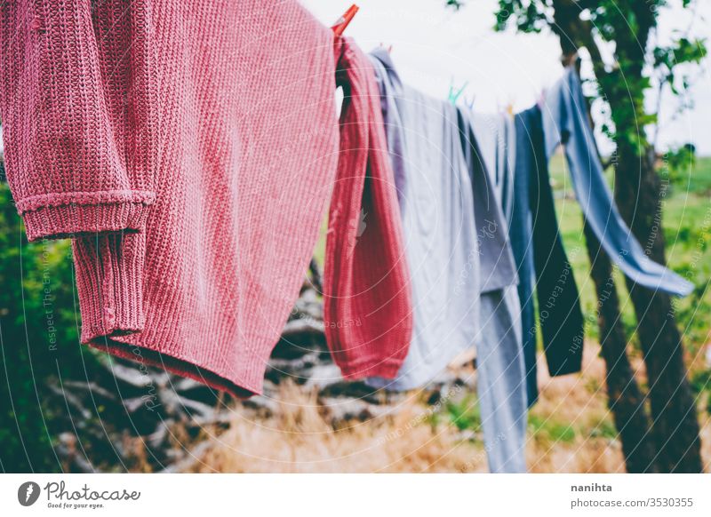 Aufhängen der Kleidung im Freien Wäscherei Waschen Wäscheleine die Wäsche aufhängen waschen Natur natürlich Wind ländlich rustikal Dorf Landleben
