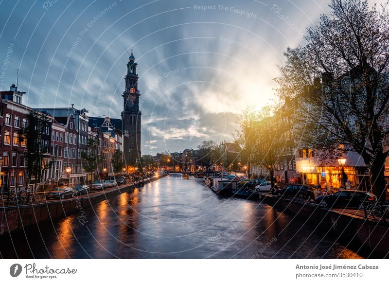 Ansicht eines Amsterdamer Kanals im Stadtteil Joordan mit der Kirche des Westens architektonisch Architektur Klingel Großstadt Stadtbild Uhr Detailaufnahme