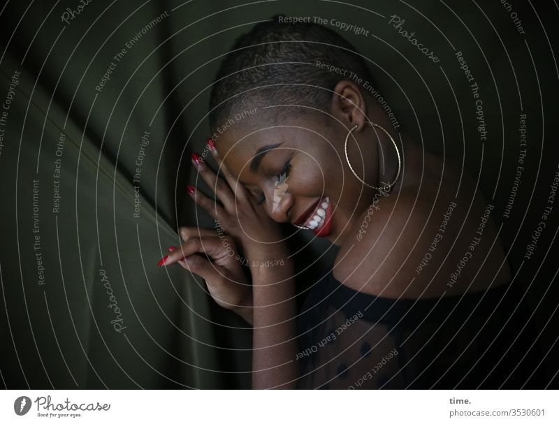 Arabella | Lieblingsmensch Porträt Innenaufnahme Inspiration Warmherzigkeit Leben schön Blick festhalten feminin lächeln warm ohrring profil wohlfühlen erholen
