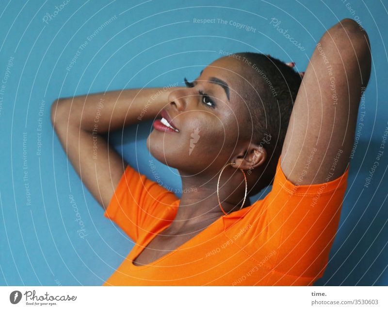 Arabella | Lieblingsmensch Porträt Innenaufnahme Inspiration Warmherzigkeit Leben schön Blick festhalten beobachten feminin lächeln warm t-shirt orange blau