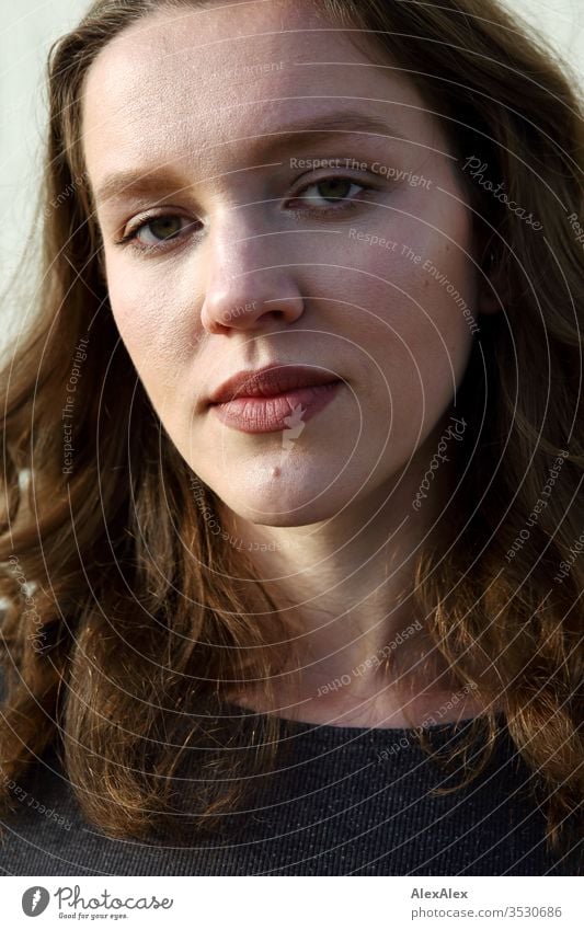 Porträt einer jungen Frau Mädchen bereits schlank passen brünett Locken lange Haare Abend Einstellung Schönheit und Schönheit 18-25 Jahre Jugendliche Junge Frau