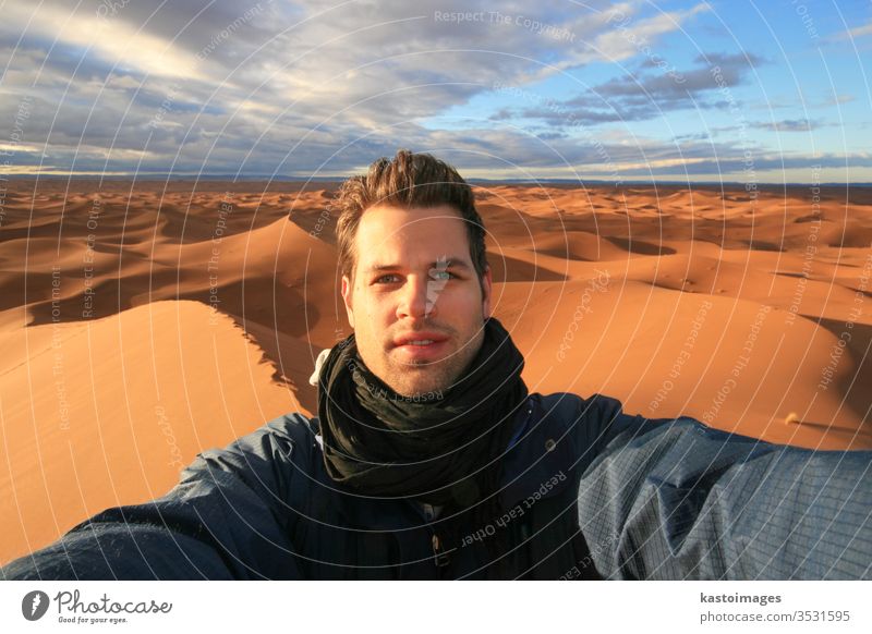 Männlicher Alleinreisender, der sich in der Wüste Sahara, Marokko, selbstständig macht. Afrika wüst Selfie Porträt Selbst trocknen Düne Landschaft Mann Sand