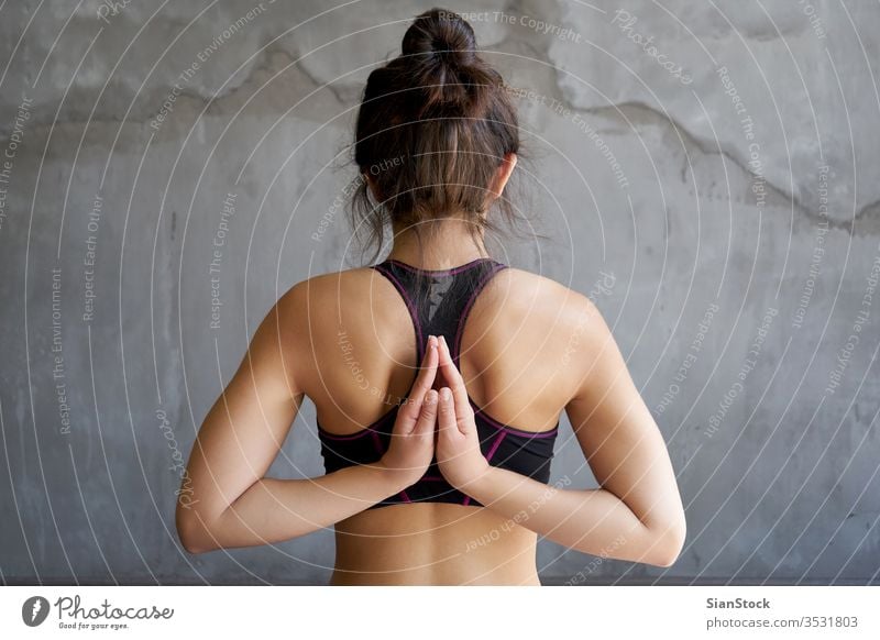 Frau, die Yoga in verschiedenen Posen praktiziert Atelier jung Übung Fitness schön Training Körper Person Gesundheit Meditation Hintergrund Erwachsener passen