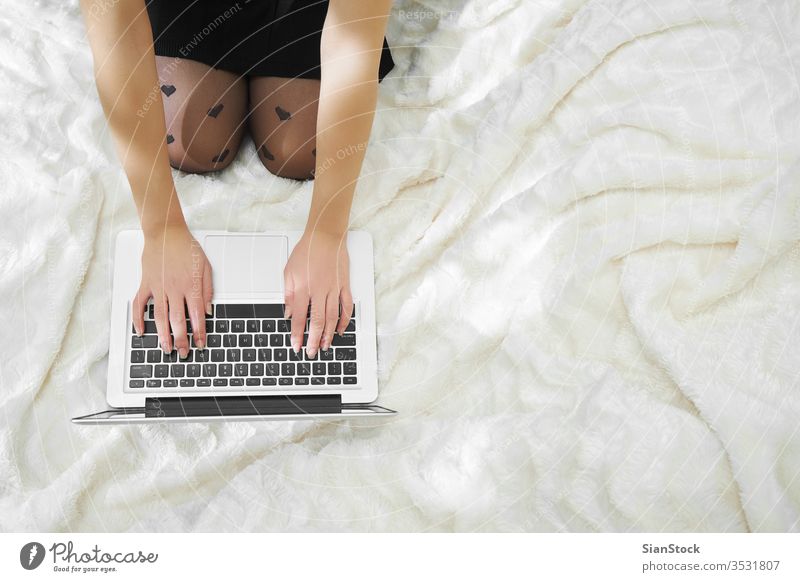 Junge Frau in ihrem Bett schaut auf ihren Laptop Computer Tasse heimwärts jung Mädchen benutzend weiß schön Technik & Technologie Morgen Business Socken Person