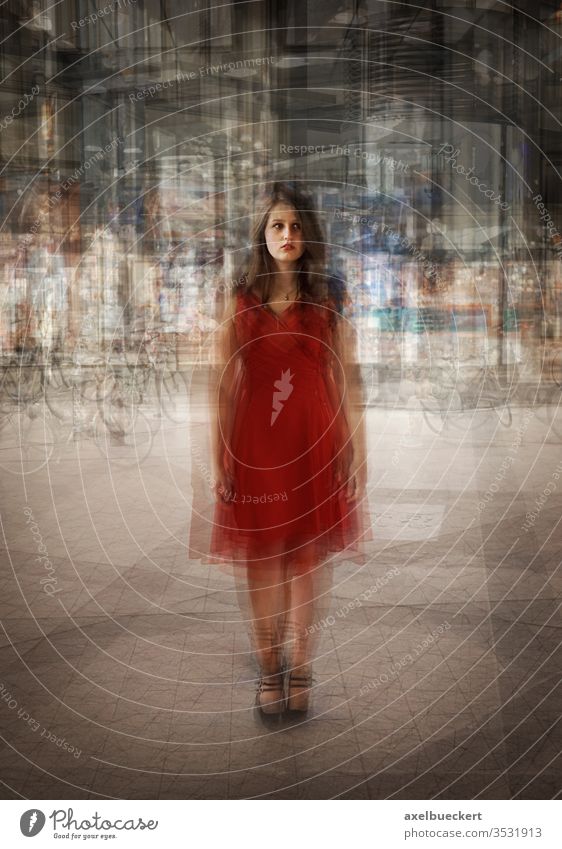 junge Frau steht allein in der Stadt - Mehrfachbelichtung Doppelbelichtung rotes Kleid Junge Frau Außenaufnahme urban stehen Jugendliche Erwachsene nachts