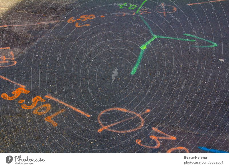 Straßenweisheiten: Mathematische Skizzen auf dem Asphalt Straßenbelag Straßenkunst Mathematik Strassenmalerei berechnungsgrundlagen Außenaufnahme Menschenleer