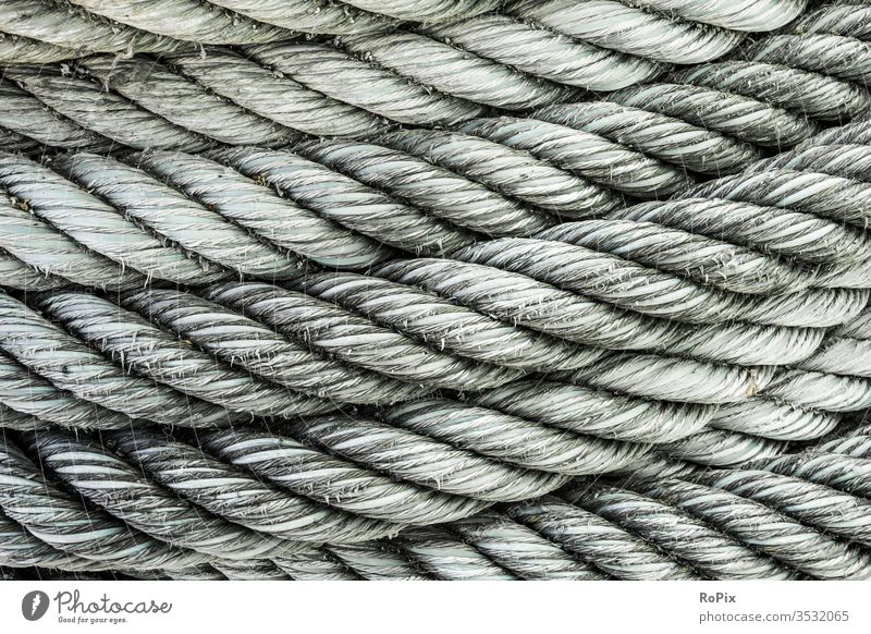 Detail von einer Rolle von Seilen auf einem Pier. Strick Tau rope Schiff Anschlagmittel Hafen Technik Festigkeit Halt Seefahrt Business Gesellschaft