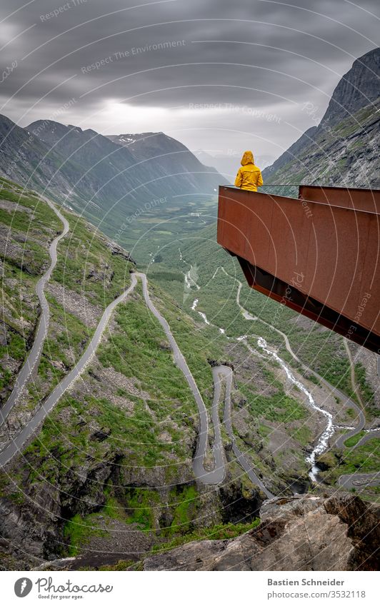 Ein grandioser Blick auf die Trollstigen, Norwegen Straße Ferien & Urlaub & Reisen Freiheit Fluggerät Wege & Pfade Abenteuer Berge u. Gebirge Natur Landschaft