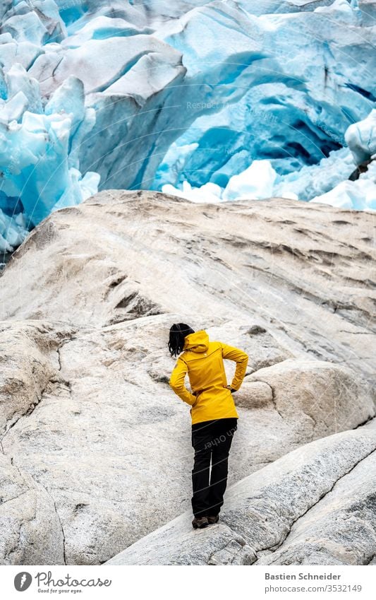 Eine Dame ist erstaunt über den Blick auf den Nigardsbreen, Jostedalsbreen in Norwegen Gletschereis Norge einzigartig Gletschersee Respekt selbstbewußt