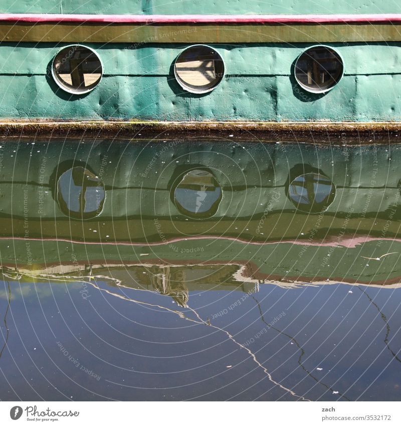 Detail eines alten Bootes mit Spiegelung im Wasser Stadt blau Wellen Spree Reflektion Reflexion & Spiegelung Spiegelbild Berlin Schifffahrt Fluss ship Kutter